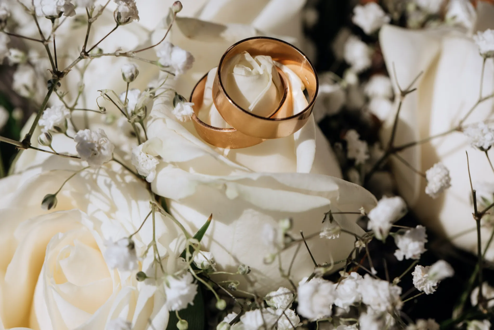 Los dos anillos apoyados sobre las flores del ramo