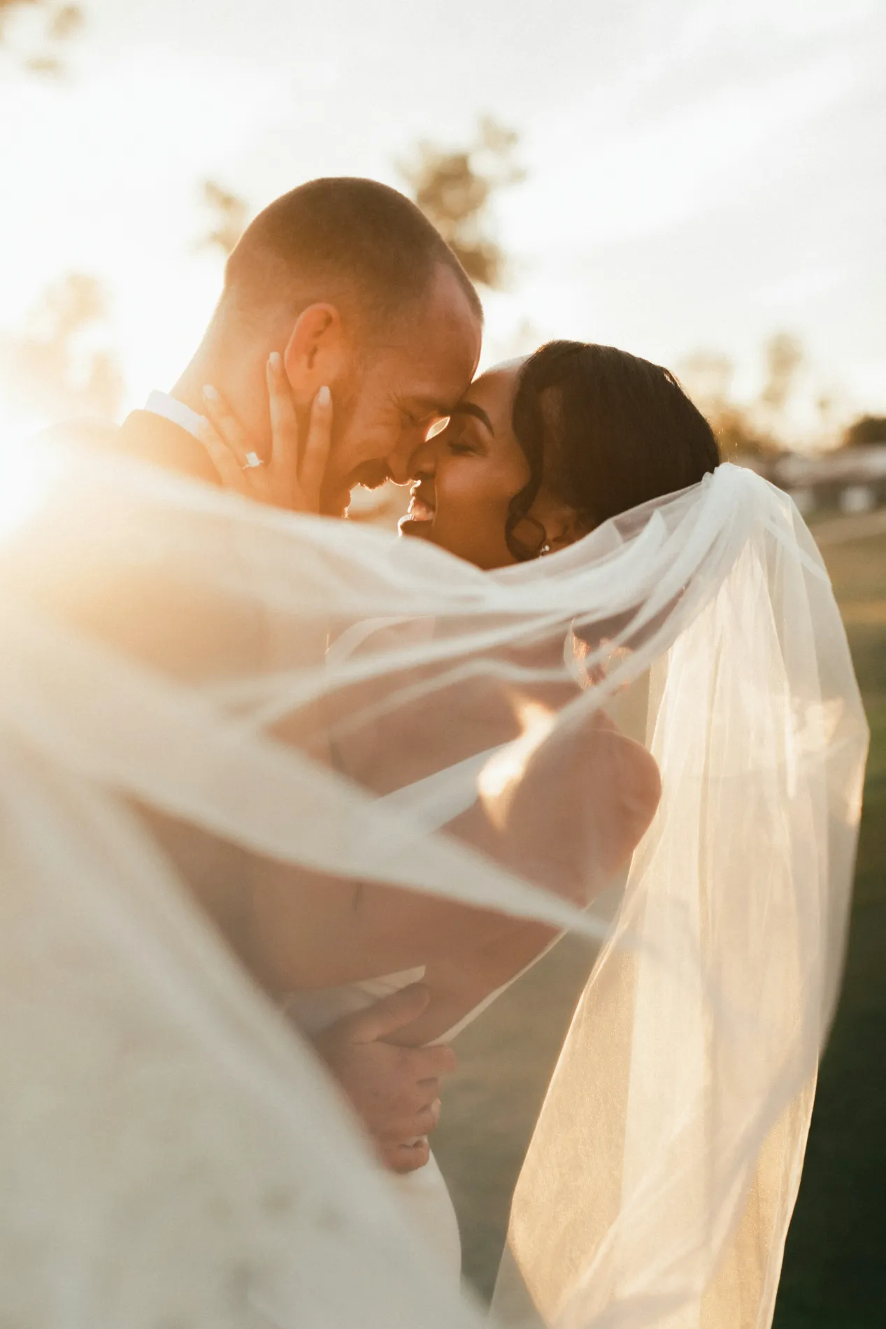 El beso bajo el velo, con la última luz de la tarde