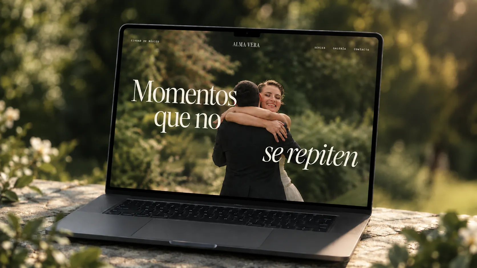 Sitio Alma Vera, plantilla premium para fotografía de bodas, abierto en una laptop